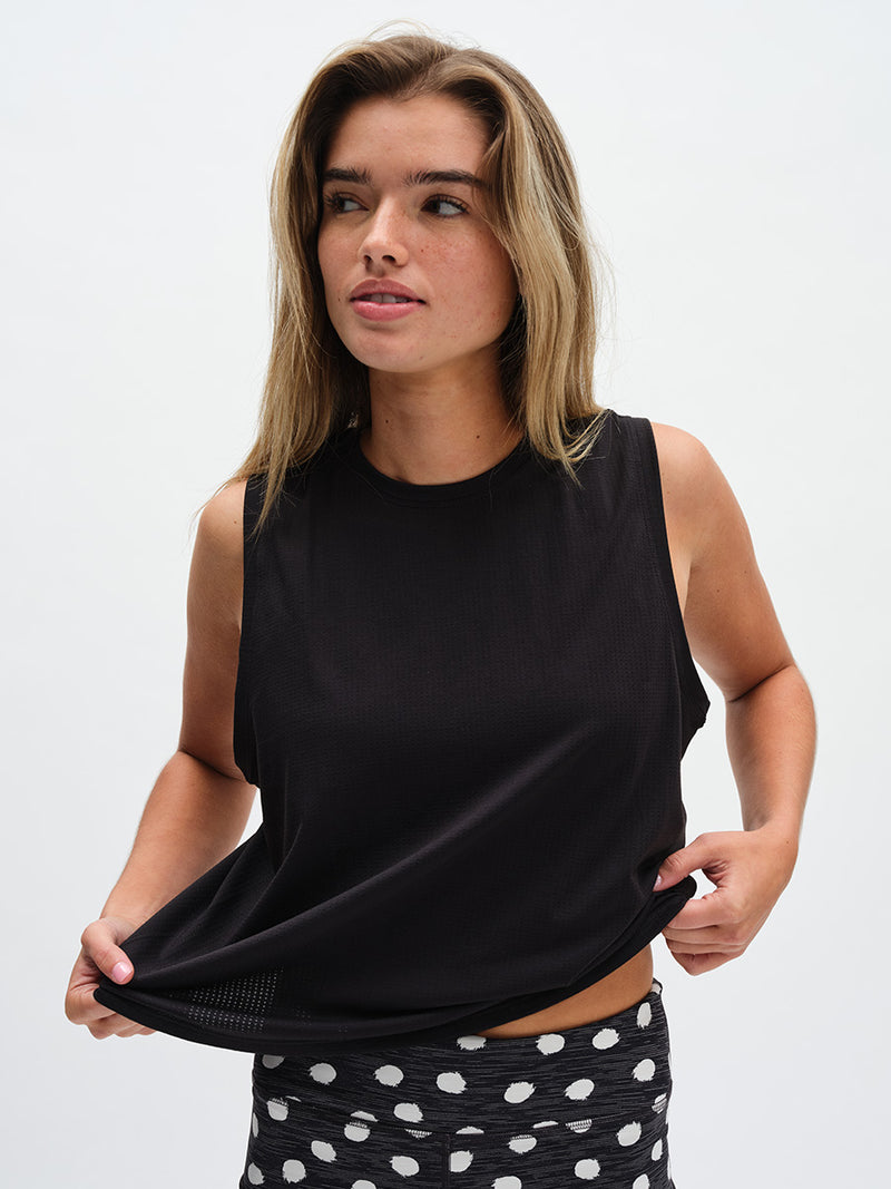 ThinkFast Mesh Muscle Tank in Black – front close-up showing mesh hem