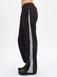 RecTrek Zip Pant in Black Multi – side close-up of side zip and contrast panel