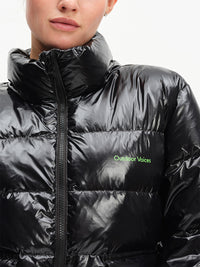 Gloss Puffer in Black – close-up of stand collar and logo
