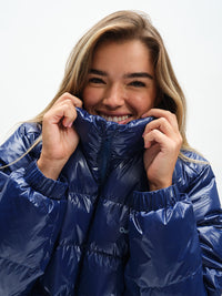 Gloss Puffer in Moonlight – close-up of model pulling up stand collar