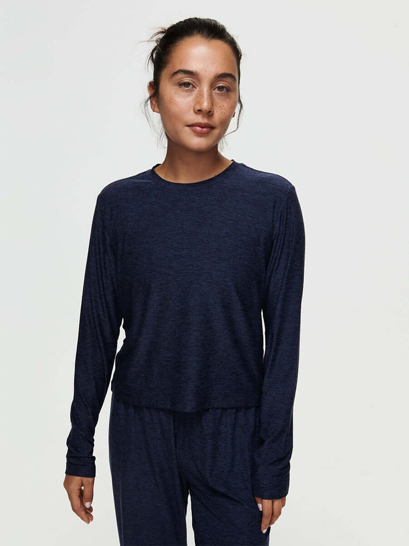 Model wearing CloudKnit Boxy Longsleeve in Navy, featuring a relaxed fit and long sleeves.