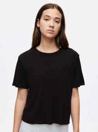 Everyday Shortsleeve in black, featuring relaxed fit and cropped style, for daily wear and comfort.