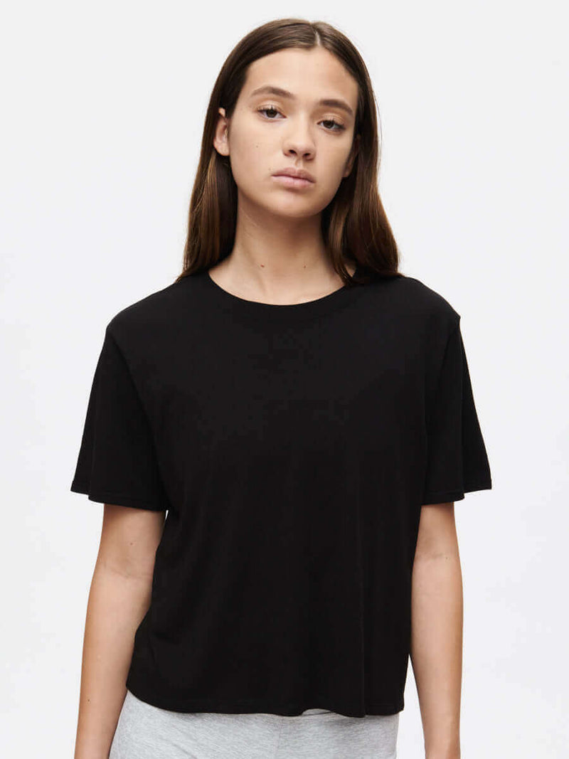 Everyday Shortsleeve in black, featuring relaxed fit and cropped style, for daily wear and comfort.