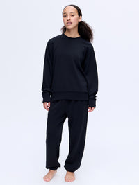 Model standing in Stratus Sweatshirt in Black, featuring a relaxed fit for everyday comfort.